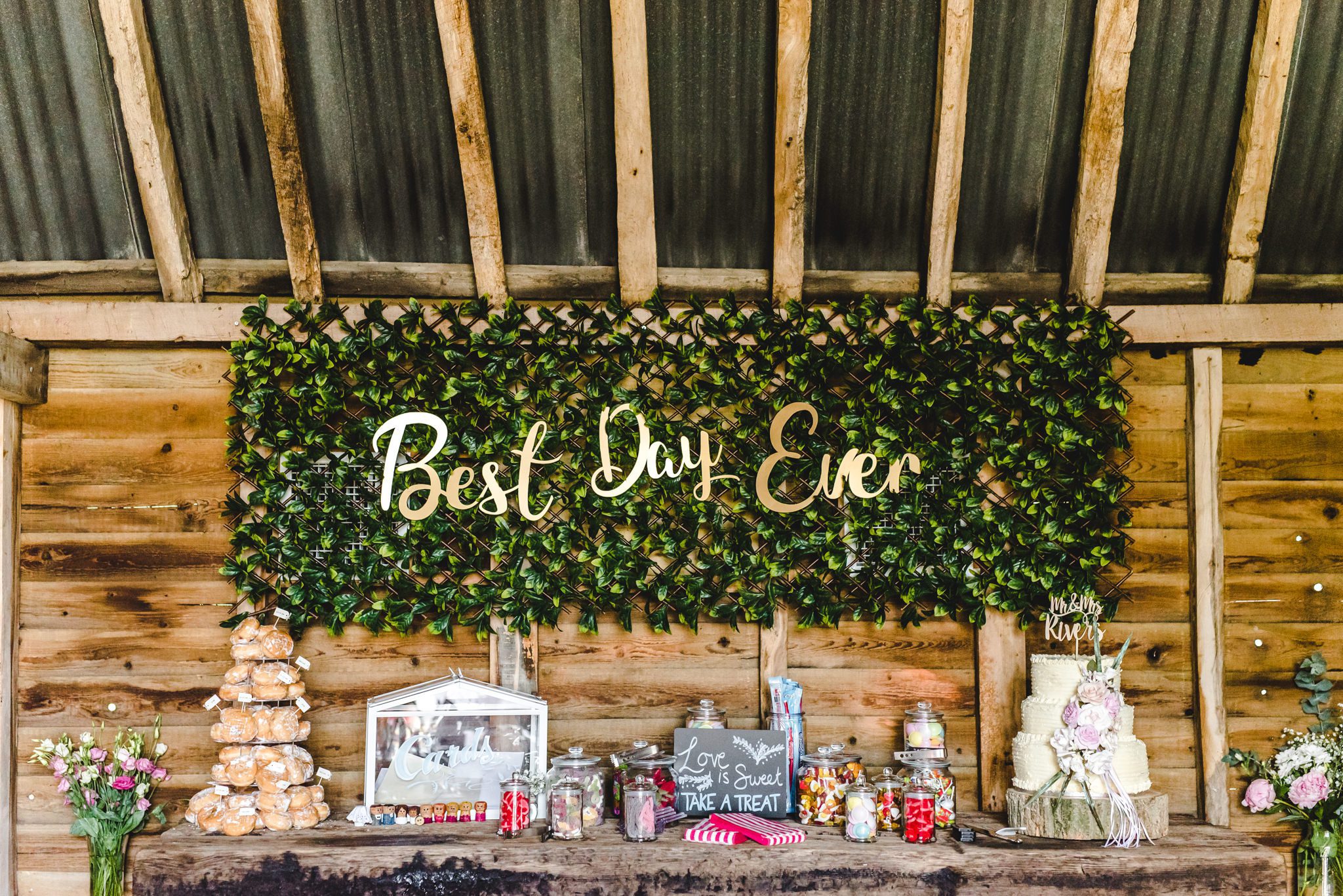 Cold Harbour Barn wedding cake table