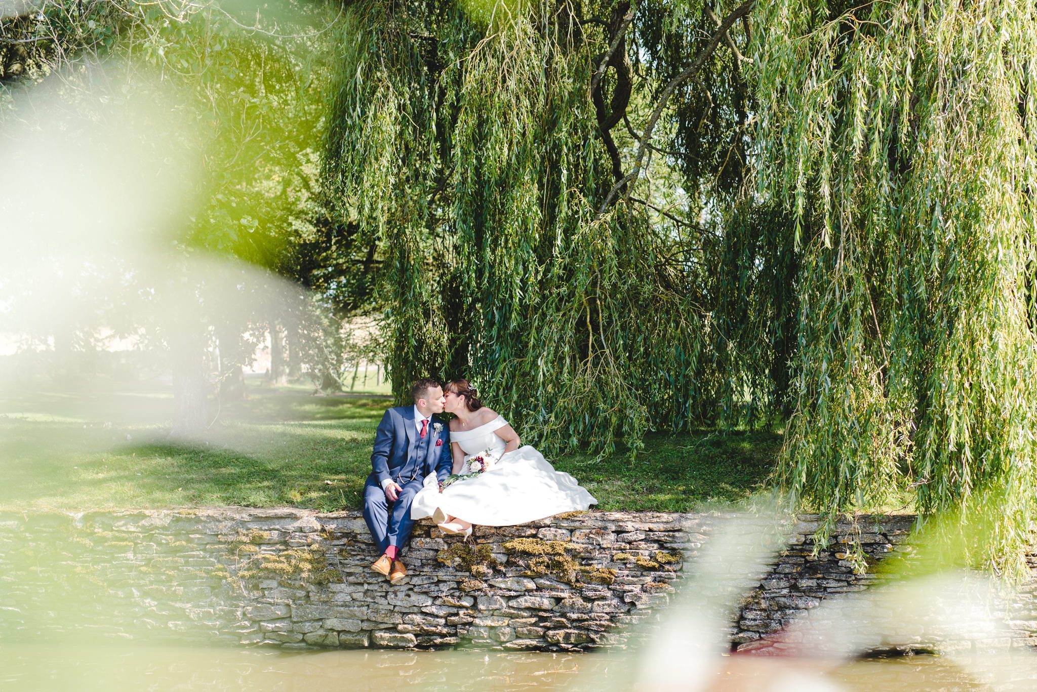 Relaxed wedding photographs at Oxleaze Barn